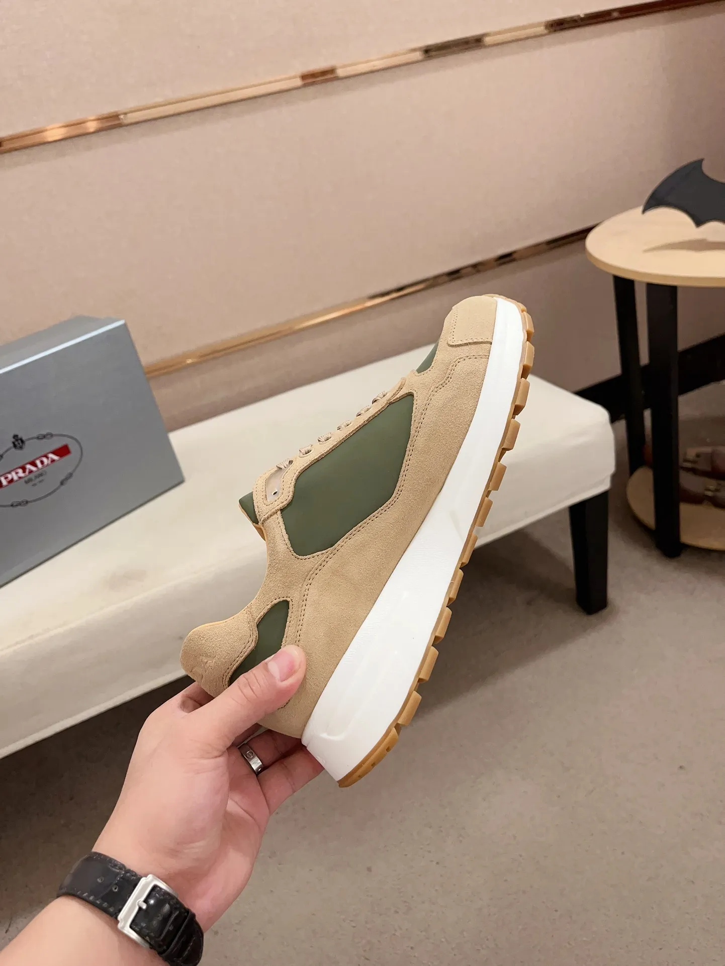 Men's Men's Shoes 💰 580💰 ✔️✔️✔️High-quality new PRADA (Prada) counters are launched simultaneously. The new men's shoes and 😘fabric are made of selected first-layer cowhide and technological glue-spraying technology. Lining: Full cowhide lining. 👍🏿High-end☄️Open-molded non-slip rubber outsole, exquisite lines, simple and elegant, comfortable and high-end for leisure travel. Code number: 38 to 44 (can be customized to 45, non-refundable!